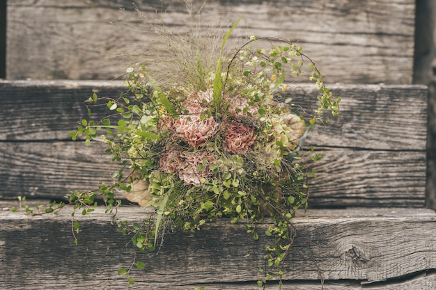 Enfoque selectivo de un hermoso ramo de flores pequeñas sobre una superficie de madera