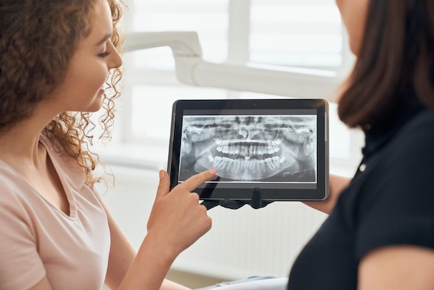 Enfoque selectivo de la imagen de rayos x de los dientes en la tableta