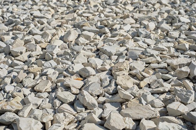 Enfoque selectivo de primer plano de piedra triturada y dividida Fondo de escombros de construcción para describir la construcción o la minería de piedra