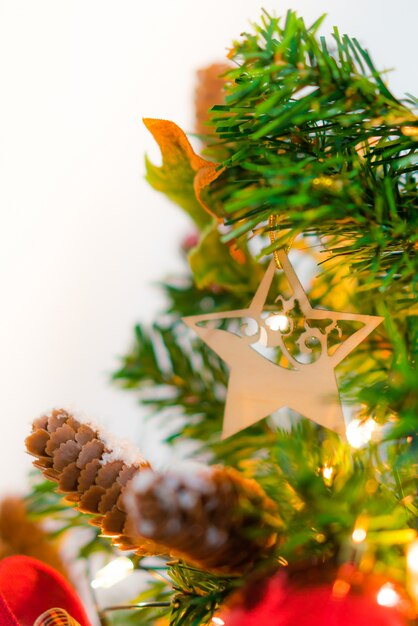 Enfoque suave del árbol de Navidad y decoraciones