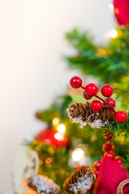 Enfoque suave del árbol de Navidad y decoraciones