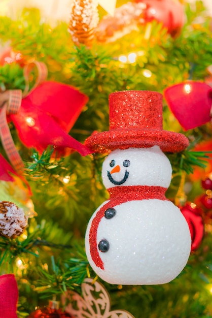 Enfoque suave del árbol de Navidad y decoraciones