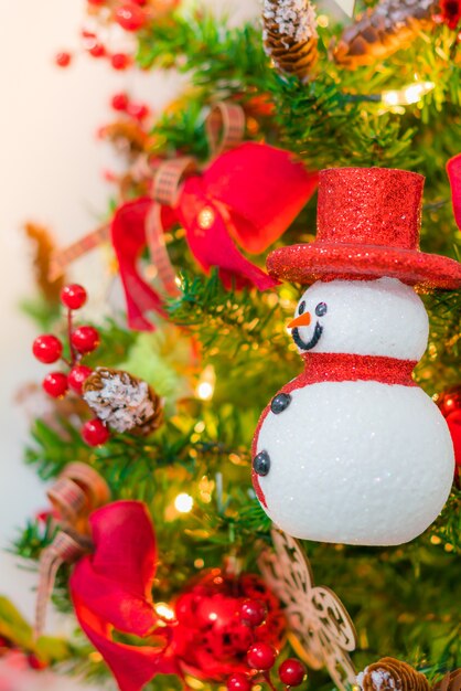 Enfoque suave del árbol de Navidad y decoraciones