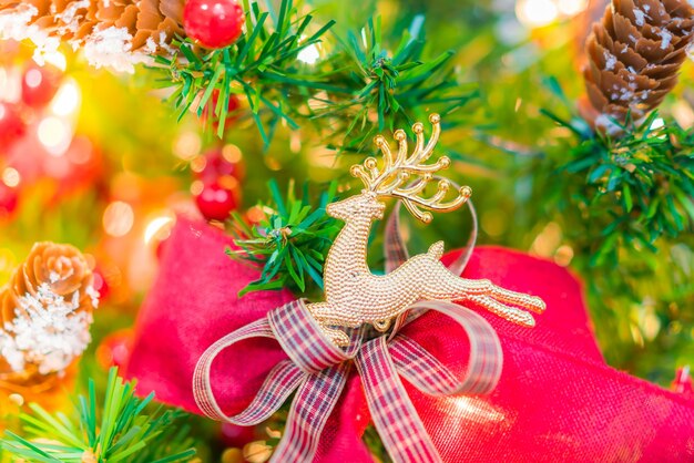 Enfoque suave del árbol de Navidad y decoraciones