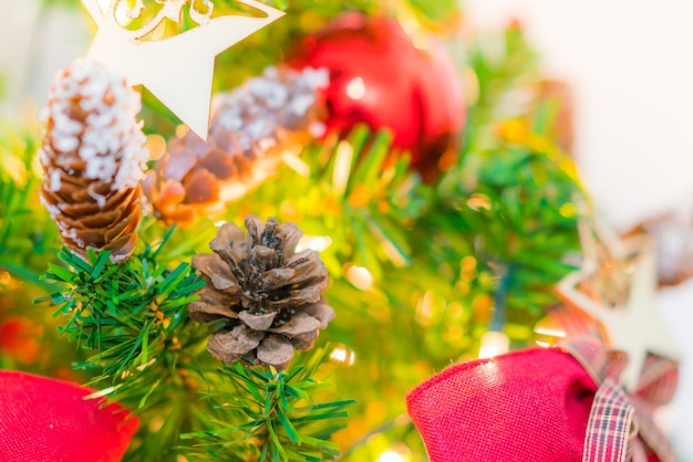 Enfoque suave del árbol de Navidad y decoraciones