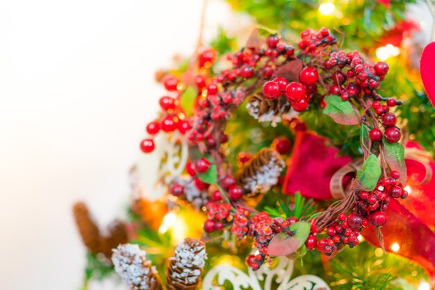 Enfoque suave del árbol de Navidad y decoraciones