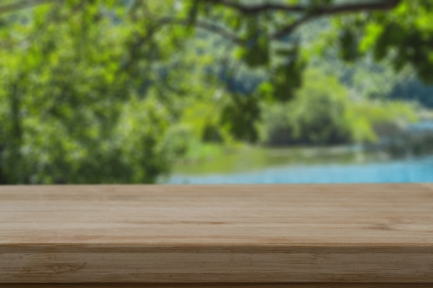 Enfoque suave de una mesa de madera en el bosque