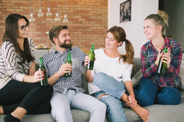 Enfríando a las personas con cerveza hablando