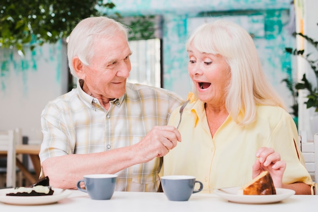 Foto gratuita engañando amorosa pareja de ancianos de pelo gris