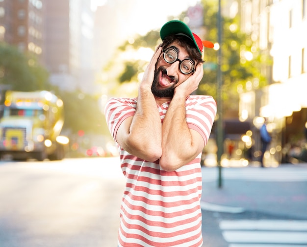 engañar a hombre loco. la expresión feliz