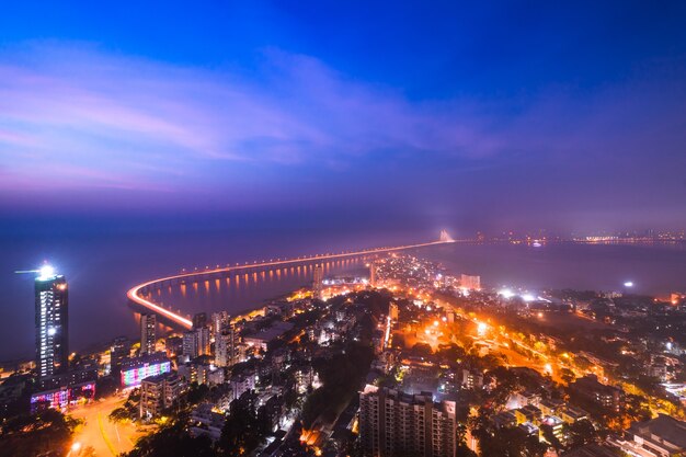 El enlace marítimo de Bandra Worli serpentea a través del Mar Arábigo y la Bahía de Mahim desde Worli hasta Bandra