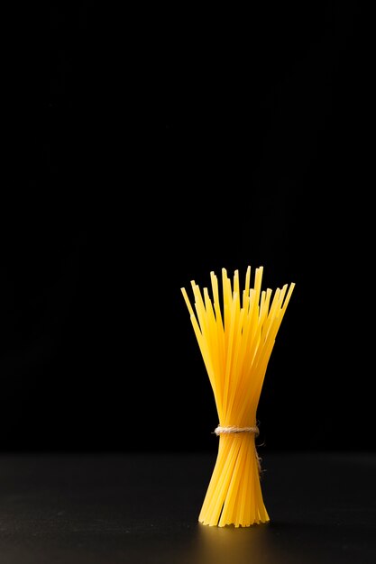 Enlace de pasta sobre un fondo oscuro