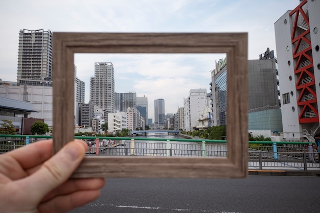 Foto gratuita enmarcando el paisaje mientras viaja