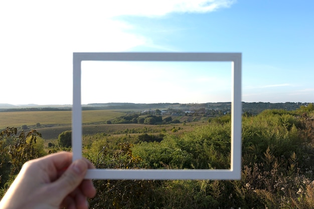 Foto gratuita enmarcando el paisaje mientras viaja