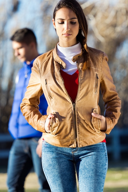 Enojado joven pareja en el parque