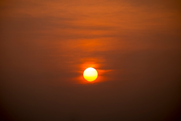 enorme sol en el crepúsculo