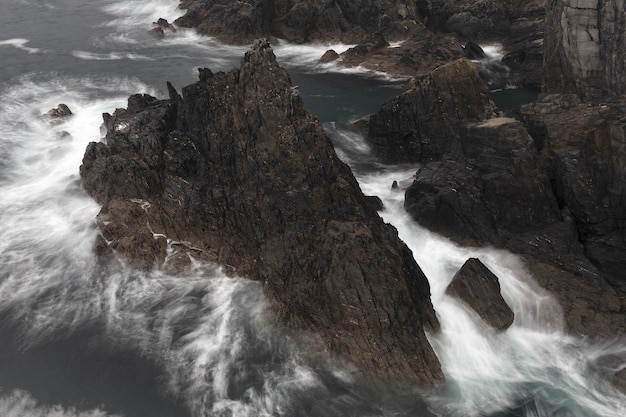 Enormes rocas en medio de un mar capturadas en un día nublado