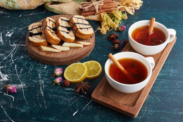 Enrolle las rebanadas de pastel con una taza de té de hierbas.