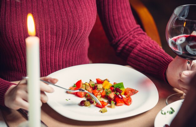 ensalada con aceite de tomates frescos, pimientos coloridos, frijoles rojos