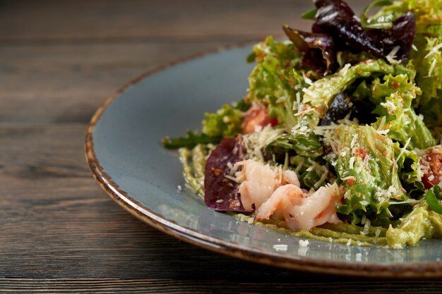 Ensalada con aderezo balsámico de lechuga y marisco