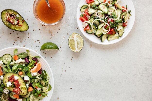 Ensalada de aguacate con espacio de copia