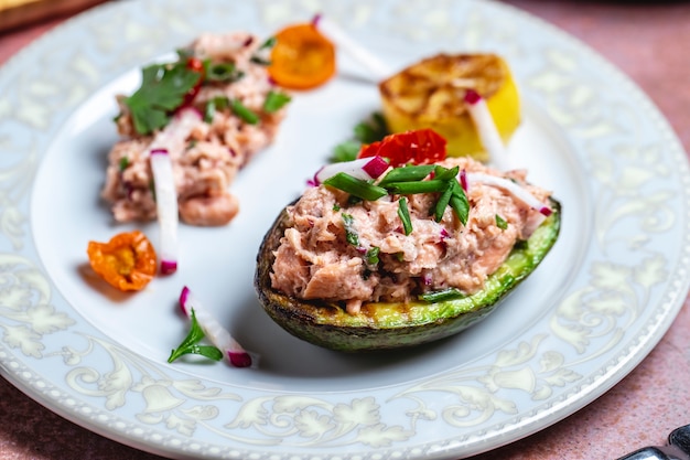 Ensalada de aguacate a la parrilla atún pescado pimienta rábano