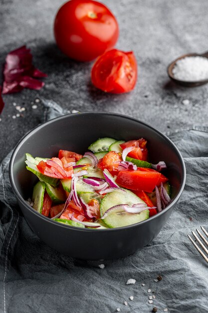 Ensalada de alto ángulo con diferentes ingredientes