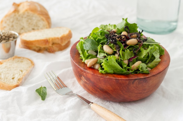 Ensalada de alto ángulo con frijoles blancos y pan