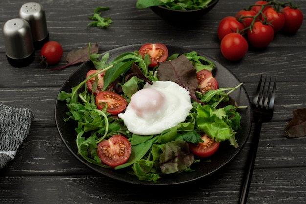 Ensalada de alto ángulo con huevo frito