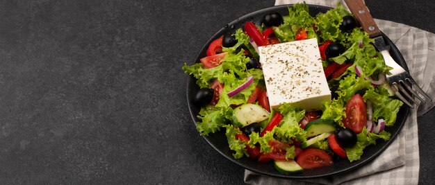 Ensalada de alto ángulo con queso feta y espacio de copia