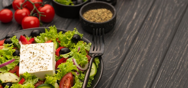 Foto gratuita ensalada de alto ángulo con queso feta, tomates y hierbas