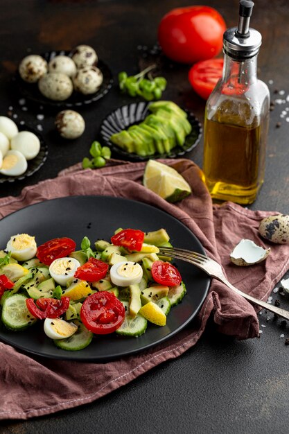 Ensalada de alto ángulo con vajilla oscura