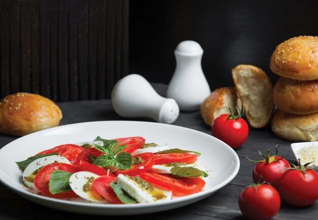 Ensalada de aperitivo con mozarella y rollos de tomate