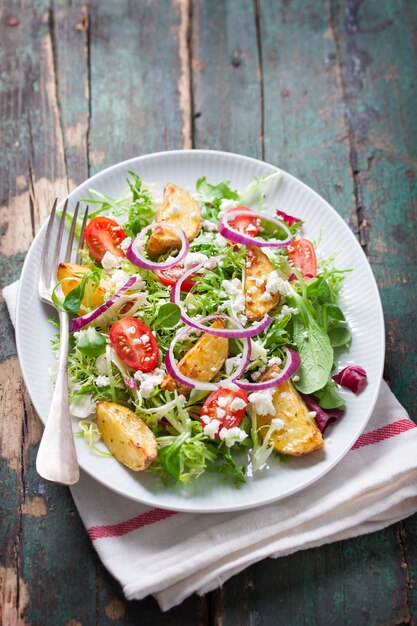 Ensalada apetitosa con cocidas cocinadas