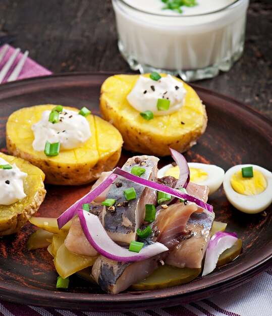 Ensalada de arenque con cebolla y manzana verde