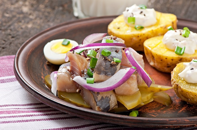 Foto gratuita ensalada de arenque con cebolla y manzana verde