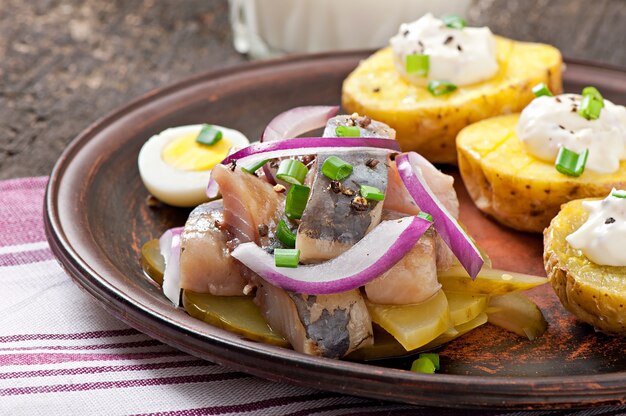 Ensalada de arenque con cebolla y manzana verde