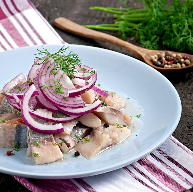 Foto gratuita ensalada de arenque con cebolla