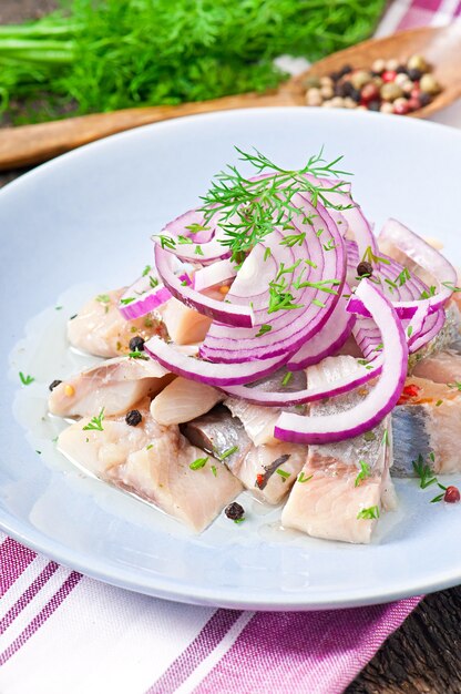 Ensalada de arenque con cebolla