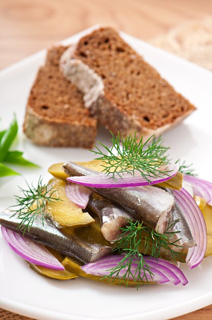 Ensalada de arenque con pepinillos en vinagre y cebolla