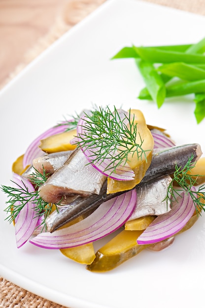 Ensalada de arenque con pepinillos en vinagre y cebolla