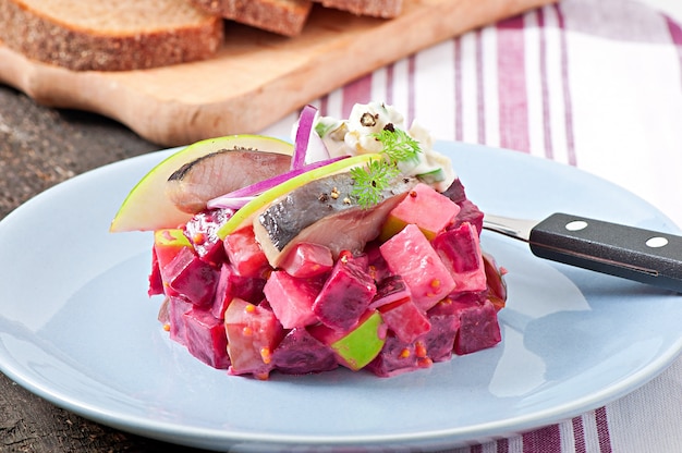 Ensalada de arenque con salsa de crema agria