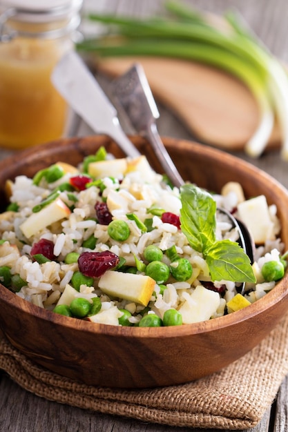 Ensalada con arroz manzana arándano y guisantes