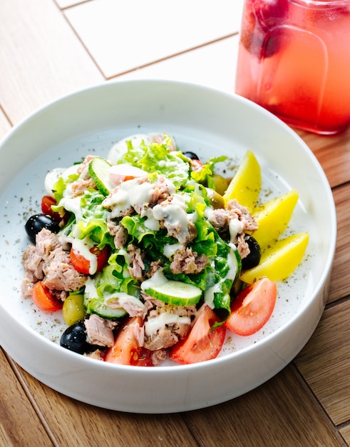 Ensalada de atún con aceitunas tomates y lechuga