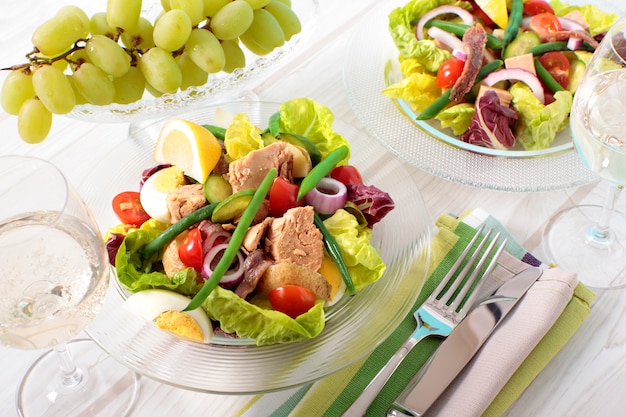 Ensalada de atún y anchoas en un cuenco de cristal