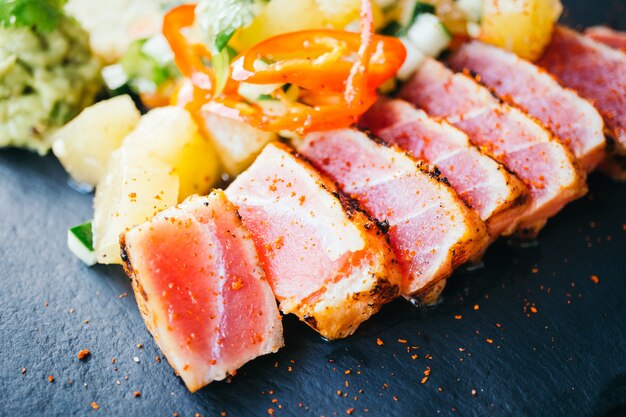 Ensalada de atún crudo a la plancha con verdura.