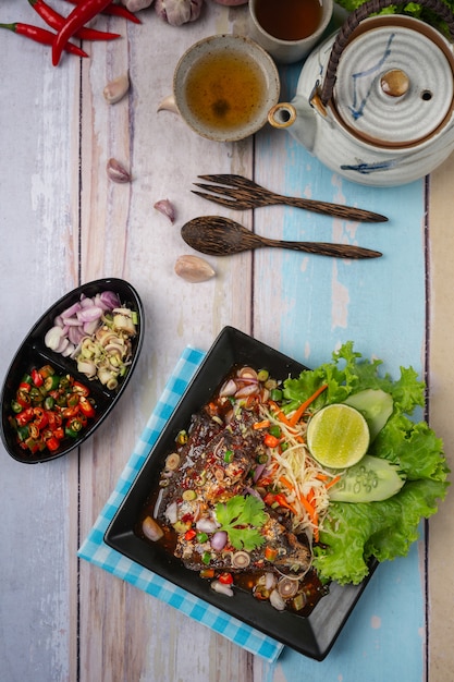 Ensalada de atún enlatada picante e ingredientes de comida tailandesa