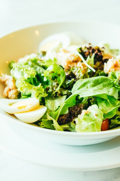 Ensalada de atún fresco en tazón blanco