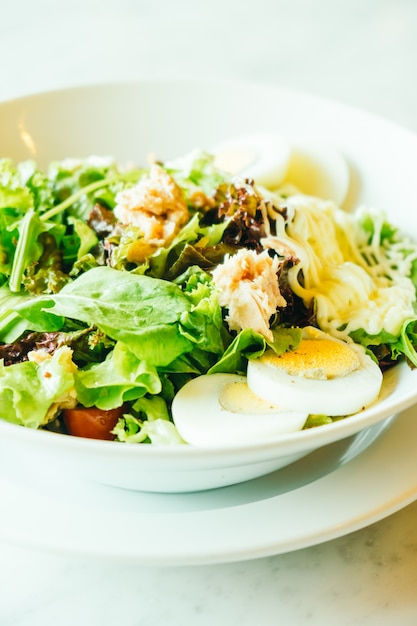 Ensalada de atún fresco en tazón blanco