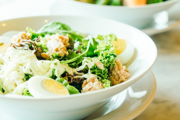 Ensalada de atún fresco en tazón blanco